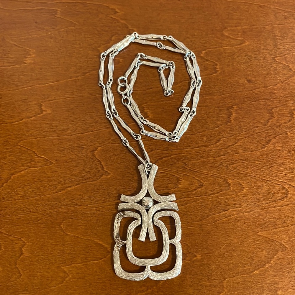 Avon silver tone necklace